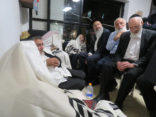 ניחום אבלים אצל משפחת צדוק — הקהל מנחם את האבלים על מרן נשיא המוסדות ורעייתו זצ״ל
