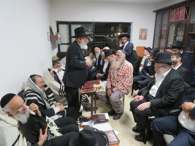 ניחום אבלים אצל משפחת צדוק — הקהל מנחם את האבלים על מרן נשיא המוסדות ורעייתו זצ״ל