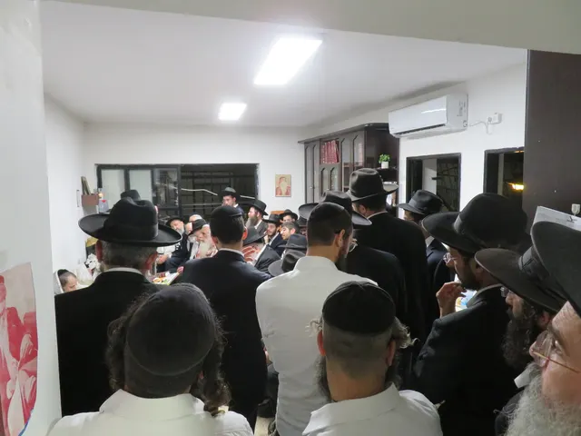 ניחום אבלים אצל משפחת צדוק — הקהל מנחם את האבלים על מרן נשיא המוסדות ורעייתו זצ״ל