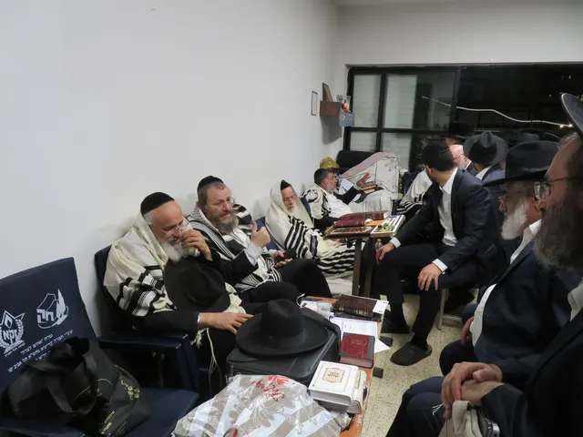 ניחום אבלים אצל משפחת צדוק — הקהל מנחם את האבלים על מרן נשיא המוסדות ורעייתו זצ״ל