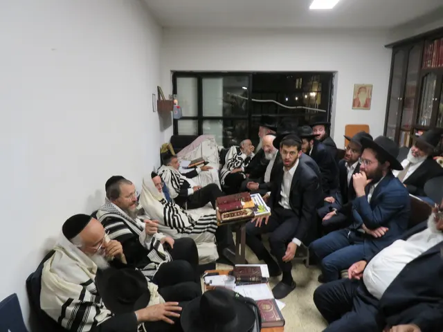 ניחום אבלים אצל משפחת צדוק — הקהל מנחם את האבלים על מרן נשיא המוסדות ורעייתו זצ״ל