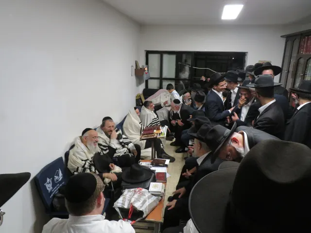 ניחום אבלים אצל משפחת צדוק — הקהל מנחם את האבלים על מרן נשיא המוסדות ורעייתו זצ״ל