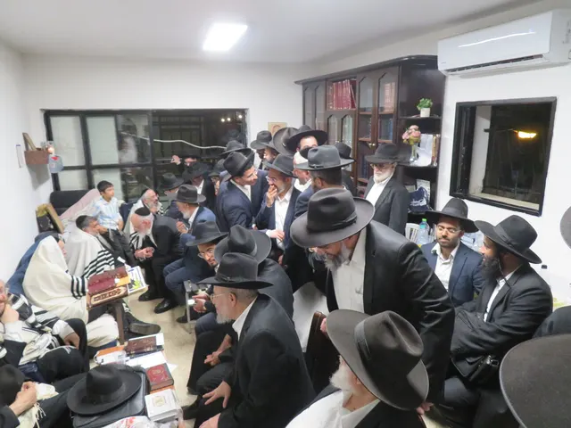ניחום אבלים אצל משפחת צדוק — הקהל מנחם את האבלים על מרן נשיא המוסדות ורעייתו זצ״ל