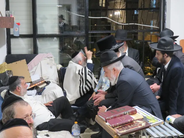 ניחום אבלים אצל משפחת צדוק — הקהל מנחם את האבלים על מרן נשיא המוסדות ורעייתו זצ״ל