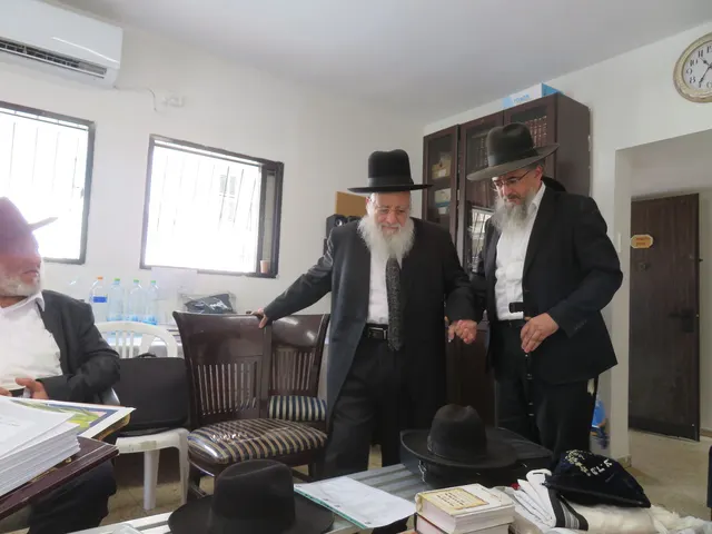 ניחום אבלים אצל משפחת צדוק — הקהל מנחם את האבלים על מרן נשיא המוסדות ורעייתו זצ״ל