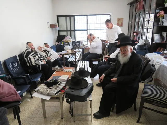 ניחום אבלים אצל משפחת צדוק — הקהל מנחם את האבלים על מרן נשיא המוסדות ורעייתו זצ״ל