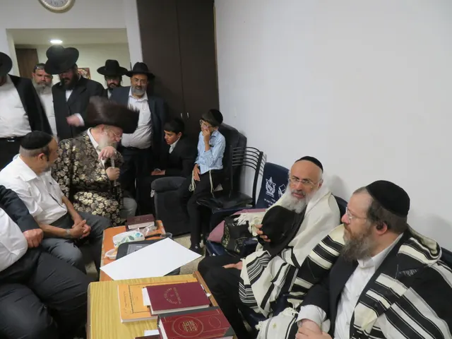 ניחום אבלים אצל משפחת צדוק — הקהל מנחם את האבלים על מרן נשיא המוסדות ורעייתו זצ״ל