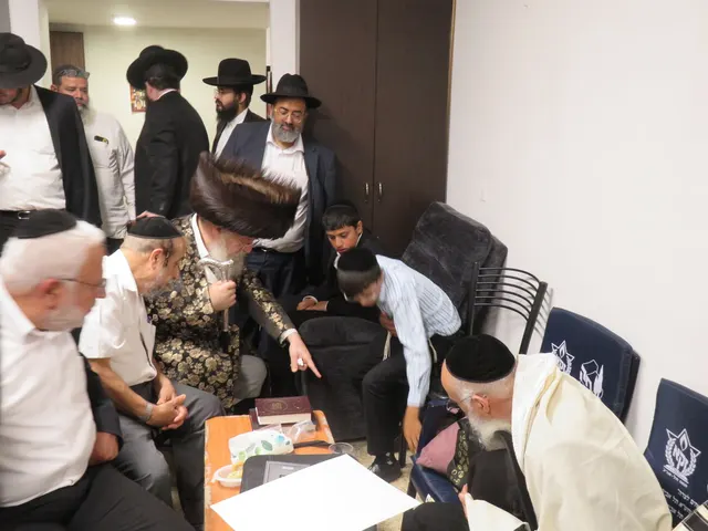 ניחום אבלים אצל משפחת צדוק — הקהל מנחם את האבלים על מרן נשיא המוסדות ורעייתו זצ״ל