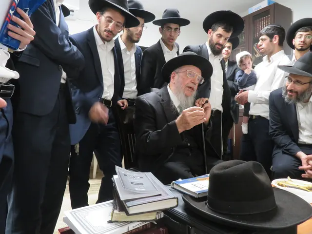 ניחום אבלים אצל משפחת צדוק — הקהל מנחם את האבלים על מרן נשיא המוסדות ורעייתו זצ״ל