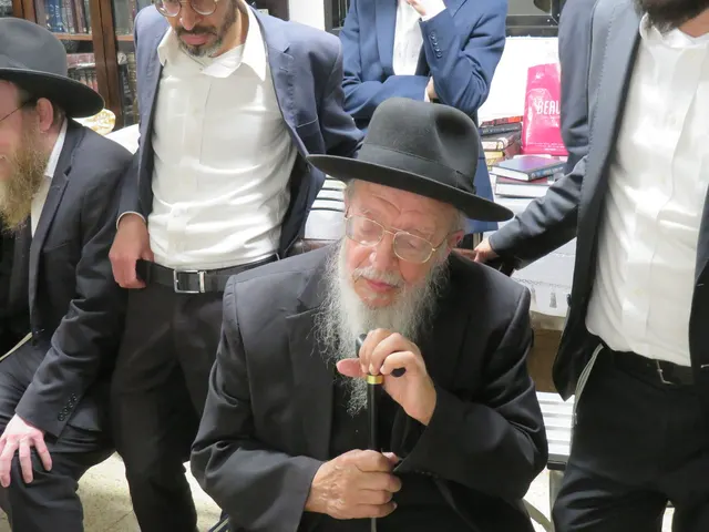 ניחום אבלים אצל משפחת צדוק — הקהל מנחם את האבלים על מרן נשיא המוסדות ורעייתו זצ״ל