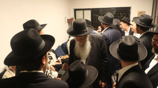 ניחום אבלים אצל משפחת צדוק — הקהל מנחם את האבלים על מרן נשיא המוסדות ורעייתו זצ״ל