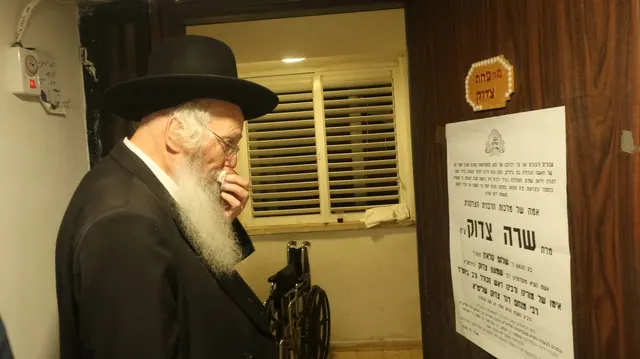 ניחום אבלים אצל משפחת צדוק — הקהל מנחם את האבלים על מרן נשיא המוסדות ורעייתו זצ״ל