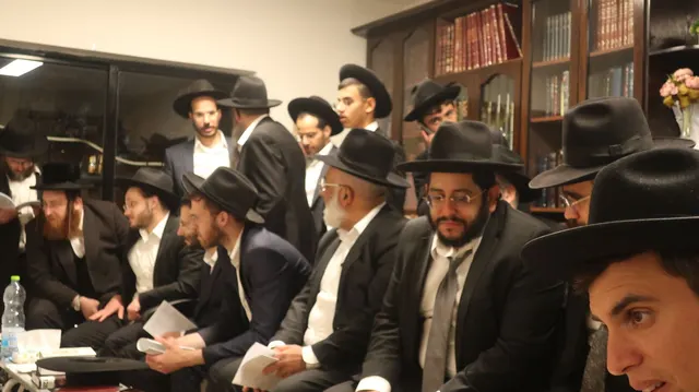 ניחום אבלים אצל משפחת צדוק — הקהל מנחם את האבלים על מרן נשיא המוסדות ורעייתו זצ״ל