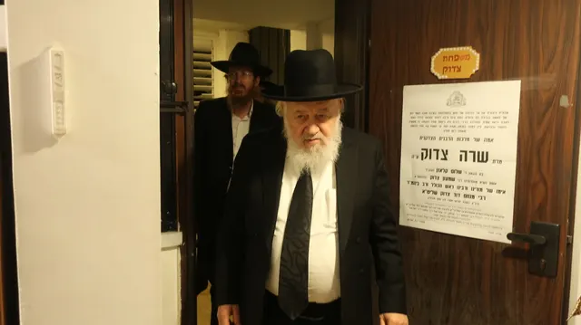 ניחום אבלים אצל משפחת צדוק — הקהל מנחם את האבלים על מרן נשיא המוסדות ורעייתו זצ״ל