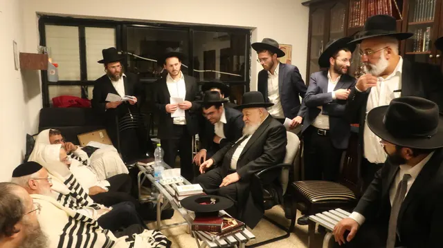 ניחום אבלים אצל משפחת צדוק — הקהל מנחם את האבלים על מרן נשיא המוסדות ורעייתו זצ״ל
