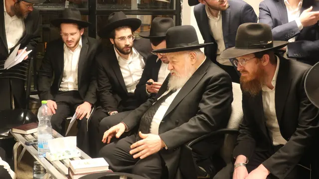 ניחום אבלים אצל משפחת צדוק — הקהל מנחם את האבלים על מרן נשיא המוסדות ורעייתו זצ״ל