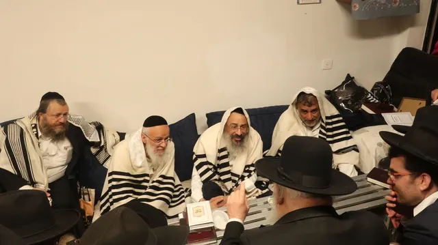 ניחום אבלים אצל משפחת צדוק — הקהל מנחם את האבלים על מרן נשיא המוסדות ורעייתו זצ״ל