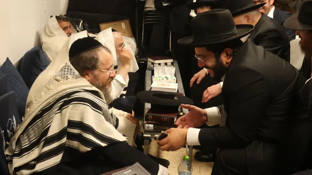 ניחום אבלים אצל משפחת צדוק — הקהל מנחם את האבלים על מרן נשיא המוסדות ורעייתו זצ״ל