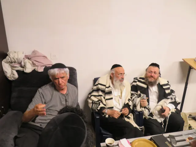 ניחום אבלים אצל משפחת צדוק — הקהל מנחם את האבלים על מרן נשיא המוסדות רבי שמעון צדוק זצ״ל
