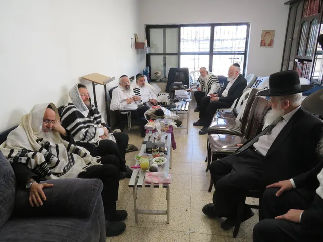 ניחום אבלים אצל משפחת צדוק — הקהל מנחם את האבלים על מרן נשיא המוסדות רבי שמעון צדוק זצ״ל