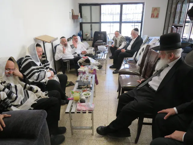 ניחום אבלים אצל משפחת צדוק — הקהל מנחם את האבלים על מרן נשיא המוסדות רבי שמעון צדוק זצ״ל