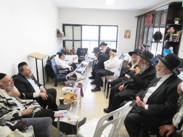 ניחום אבלים אצל משפחת צדוק — הקהל מנחם את האבלים על מרן נשיא המוסדות רבי שמעון צדוק זצ״ל