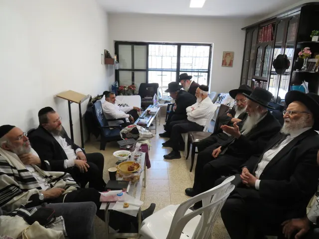 ניחום אבלים אצל משפחת צדוק — הקהל מנחם את האבלים על מרן נשיא המוסדות רבי שמעון צדוק זצ״ל
