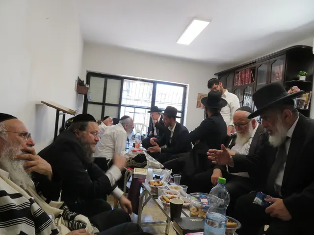ניחום אבלים אצל משפחת צדוק — הקהל מנחם את האבלים על מרן נשיא המוסדות רבי שמעון צדוק זצ״ל