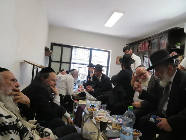 ניחום אבלים אצל משפחת צדוק — הקהל מנחם את האבלים על מרן נשיא המוסדות רבי שמעון צדוק זצ״ל