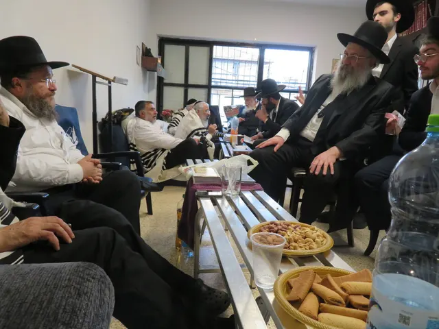ניחום אבלים אצל משפחת צדוק — הקהל מנחם את האבלים על מרן נשיא המוסדות רבי שמעון צדוק זצ״ל