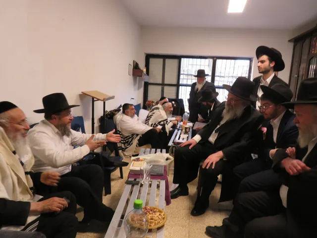ניחום אבלים אצל משפחת צדוק — הקהל מנחם את האבלים על מרן נשיא המוסדות רבי שמעון צדוק זצ״ל