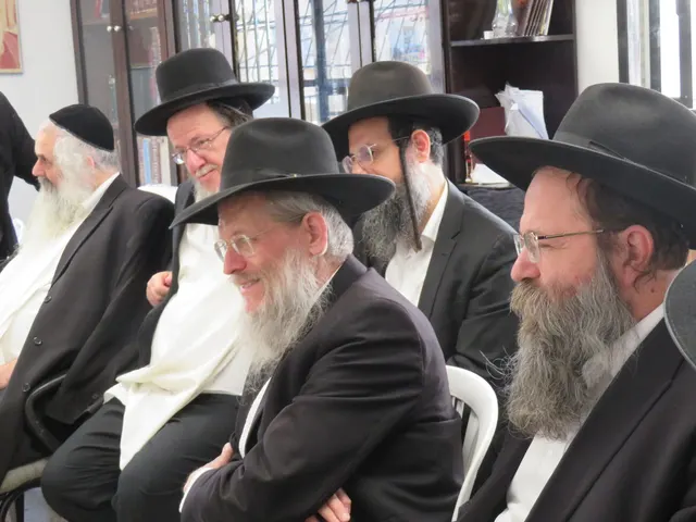 ניחום אבלים אצל משפחת צדוק — הקהל מנחם את האבלים על מרן נשיא המוסדות רבי שמעון צדוק זצ״ל