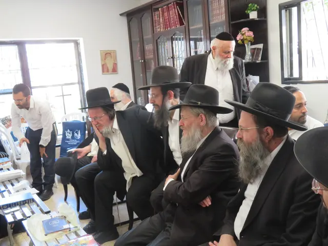 ניחום אבלים אצל משפחת צדוק — הקהל מנחם את האבלים על מרן נשיא המוסדות רבי שמעון צדוק זצ״ל