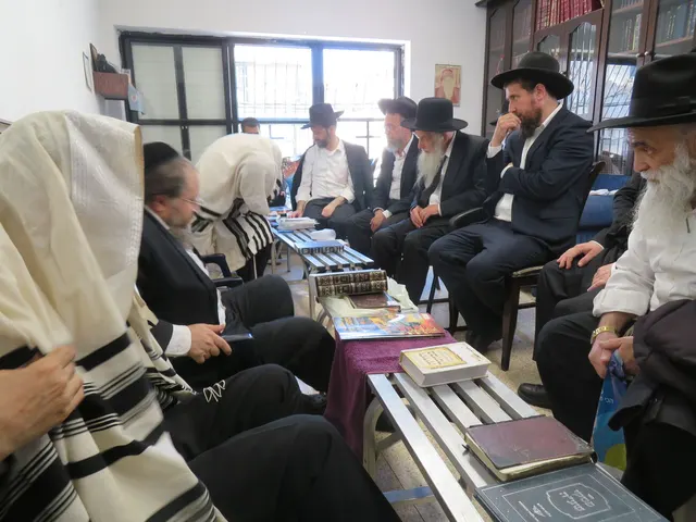 ניחום אבלים אצל משפחת צדוק — הקהל מנחם את האבלים על מרן נשיא המוסדות רבי שמעון צדוק זצ״ל