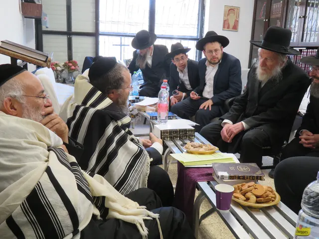 ניחום אבלים אצל משפחת צדוק — הקהל מנחם את האבלים על מרן נשיא המוסדות רבי שמעון צדוק זצ״ל