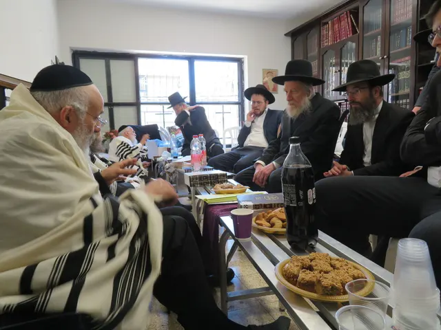 ניחום אבלים אצל משפחת צדוק — הקהל מנחם את האבלים על מרן נשיא המוסדות רבי שמעון צדוק זצ״ל