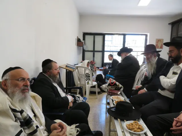 ניחום אבלים אצל משפחת צדוק — הקהל מנחם את האבלים על מרן נשיא המוסדות רבי שמעון צדוק זצ״ל