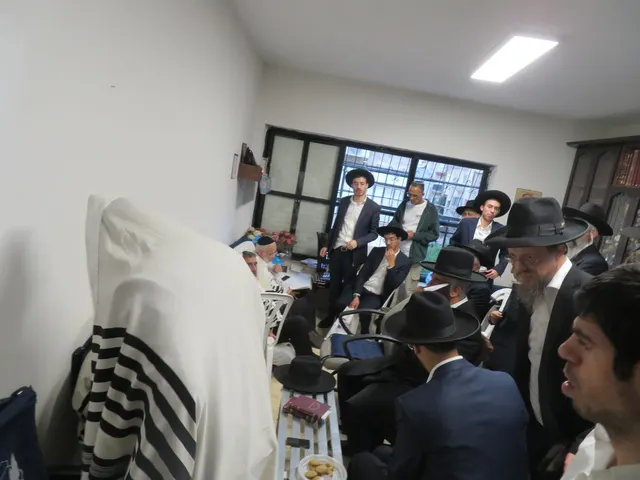 ניחום אבלים אצל משפחת צדוק — הקהל מנחם את האבלים על מרן נשיא המוסדות רבי שמעון צדוק זצ״ל