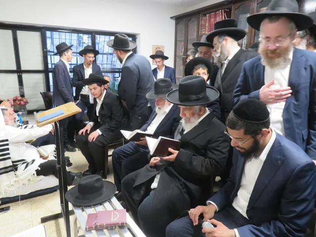 ניחום אבלים אצל משפחת צדוק — הקהל מנחם את האבלים על מרן נשיא המוסדות רבי שמעון צדוק זצ״ל