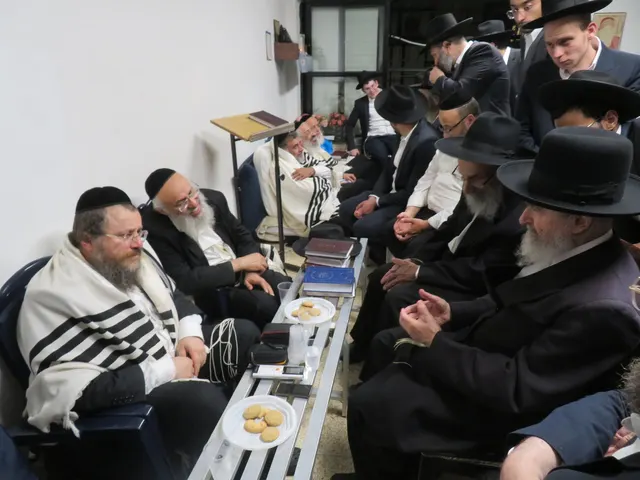 ניחום אבלים אצל משפחת צדוק — הקהל מנחם את האבלים על מרן נשיא המוסדות רבי שמעון צדוק זצ״ל
