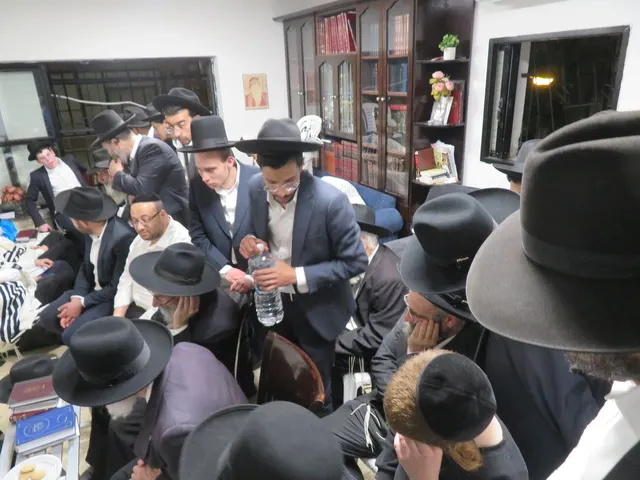 ניחום אבלים אצל משפחת צדוק — הקהל מנחם את האבלים על מרן נשיא המוסדות רבי שמעון צדוק זצ״ל