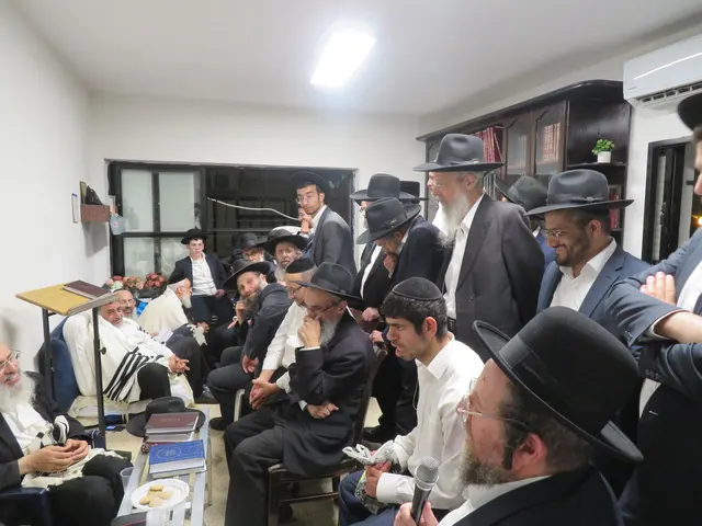 ניחום אבלים אצל משפחת צדוק — הקהל מנחם את האבלים על מרן נשיא המוסדות רבי שמעון צדוק זצ״ל