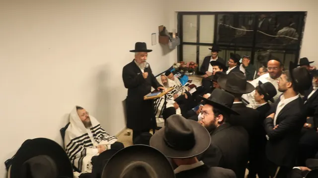 ניחום אבלים אצל משפחת צדוק — הקהל מנחם את האבלים על מרן נשיא המוסדות רבי שמעון צדוק זצ״ל