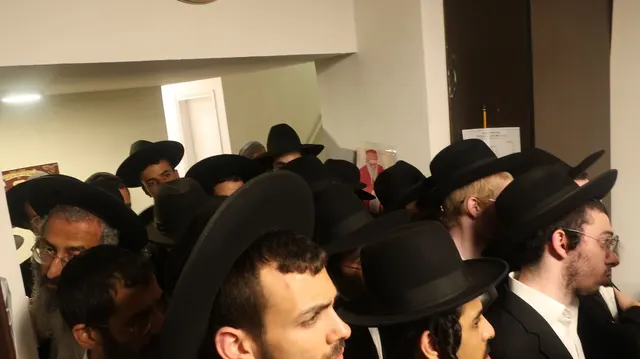 ניחום אבלים אצל משפחת צדוק — הקהל מנחם את האבלים על מרן נשיא המוסדות רבי שמעון צדוק זצ״ל