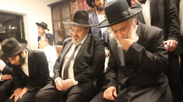 ניחום אבלים אצל משפחת צדוק — הקהל מנחם את האבלים על מרן נשיא המוסדות רבי שמעון צדוק זצ״ל