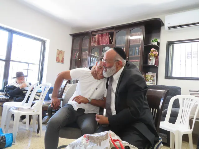 ניחום אבלים אצל משפחת צדוק — הקהל מנחם את האבלים על מרן נשיא המוסדות רבי שמעון צדוק זצ״ל