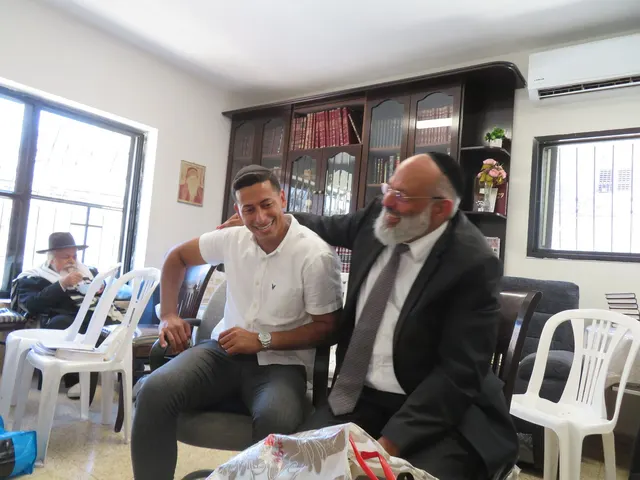 ניחום אבלים אצל משפחת צדוק — הקהל מנחם את האבלים על מרן נשיא המוסדות רבי שמעון צדוק זצ״ל