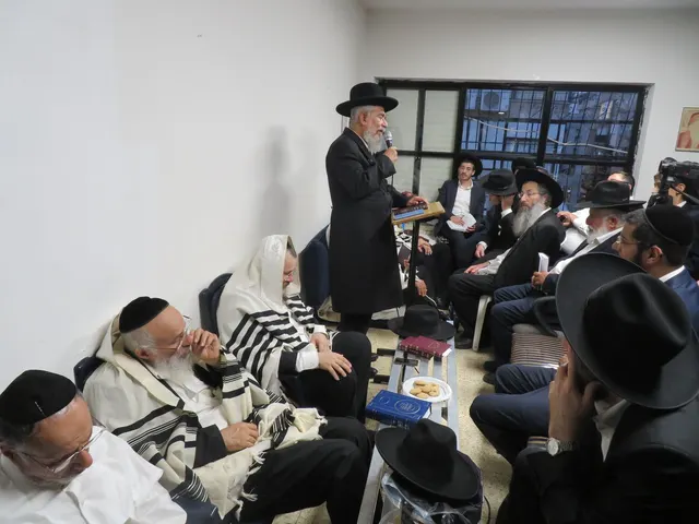 ניחום אבלים אצל משפחת צדוק — הקהל מנחם את האבלים על מרן נשיא המוסדות רבי שמעון צדוק זצ״ל