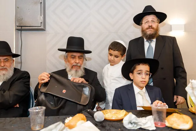 הרב גיא אהרוני ובנו ראם מתברכים מפי מרן הגר״י רצאבי — תמונה 2