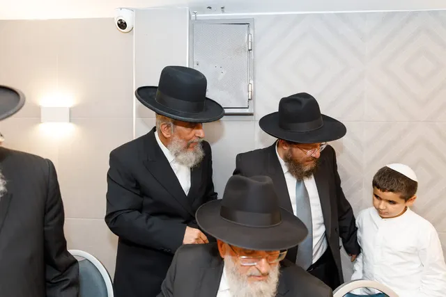 הרב גיא אהרוני ובנו ראם מתברכים מפי מרן הגר״י רצאבי — תמונה 3